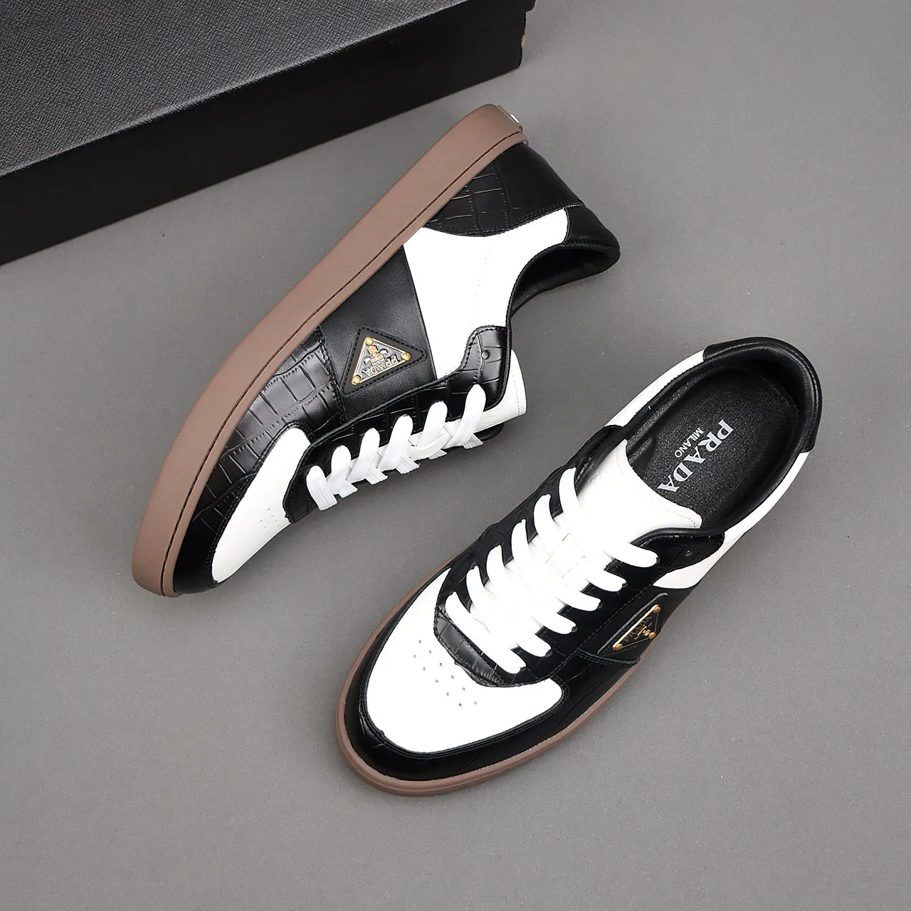 PP420❣️❣️❣️Prada set off the audience! Prada, an international brand that is constantly innovating, this men's casual shoe, the original version, made of cowhide leather at a ratio of one to one at the store, with leather feet and rubber non-slip outsole, breathable and comfortable, quality speaks for itself👄38-44